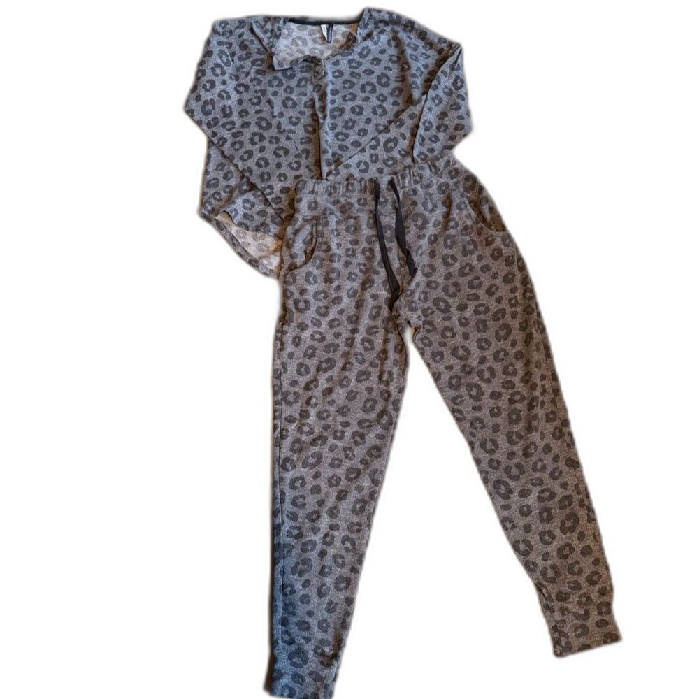 Jaclyn Intimates Gray Leopard Print Lounge Set